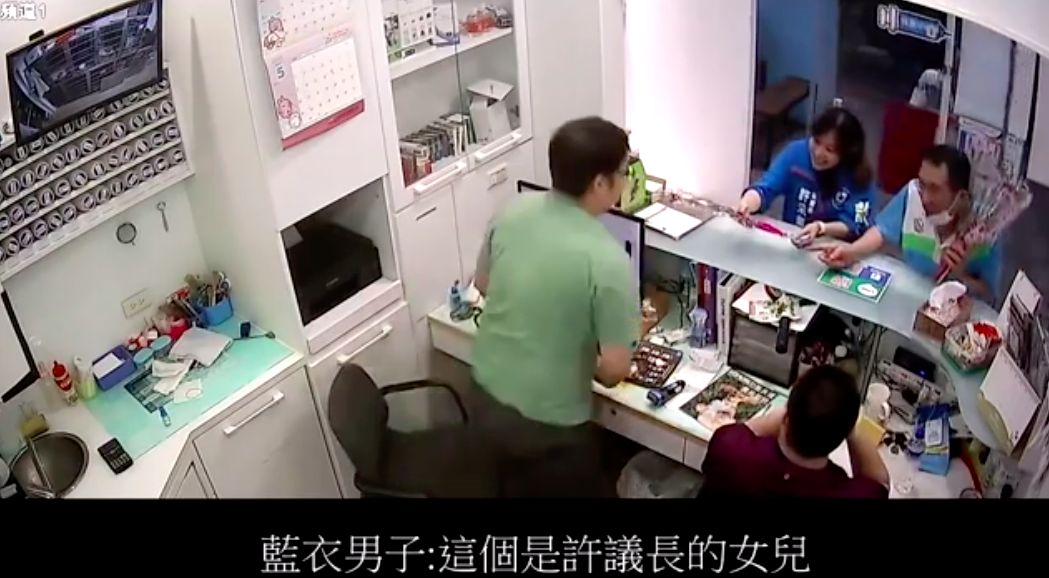 許崑源愛心慈善會祕書長許采蓁拜訪店家畫面。 圖：翻攝自店家Youtube影片畫面