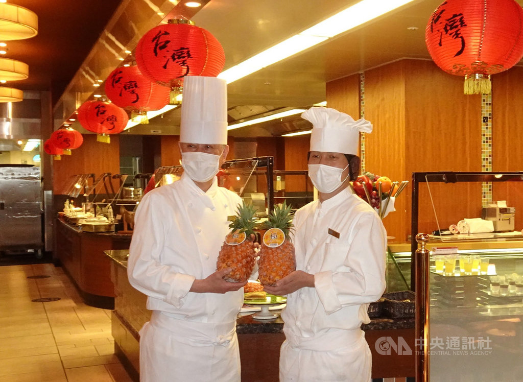 日本2月底以來掀起台灣金鑽鳳梨熱，東京一家大飯店推出有鳳梨餐點的「好吃台灣」活動，主廚小池哲（左）讚台灣鳳梨是最棒的水果。 圖/中央社
