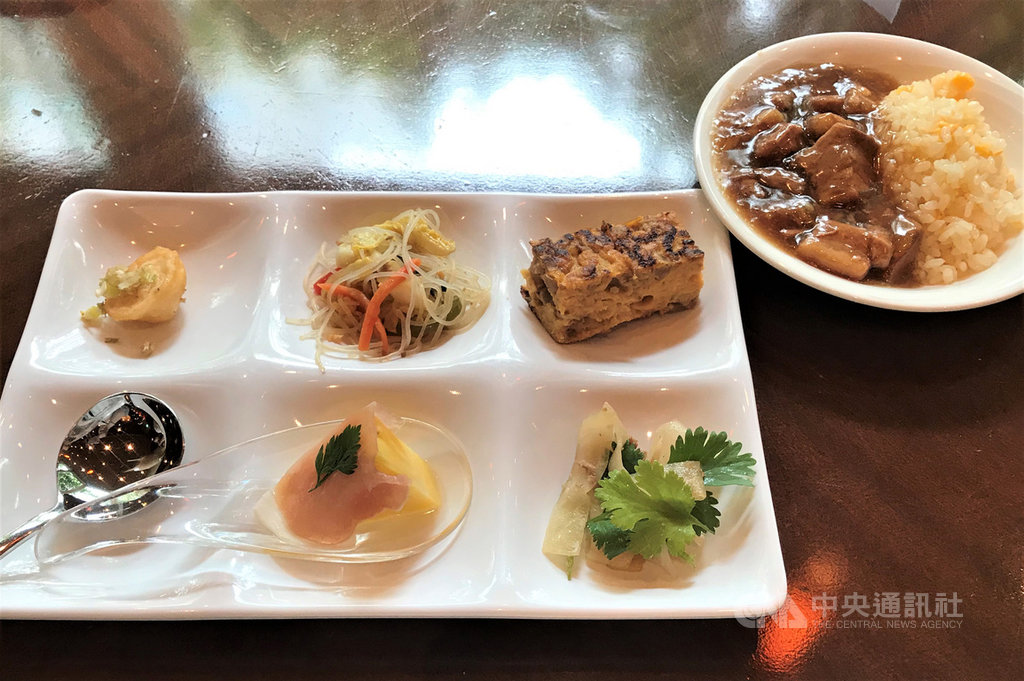 台灣觀光局東京辦事處與東京池袋的JR東日本大都會大飯店合作推出為期2個月的「好吃台灣」美食市集活動。主廚將台灣金鑽鳳梨菜，並表示也推薦吃魯肉飯。 圖/中央社