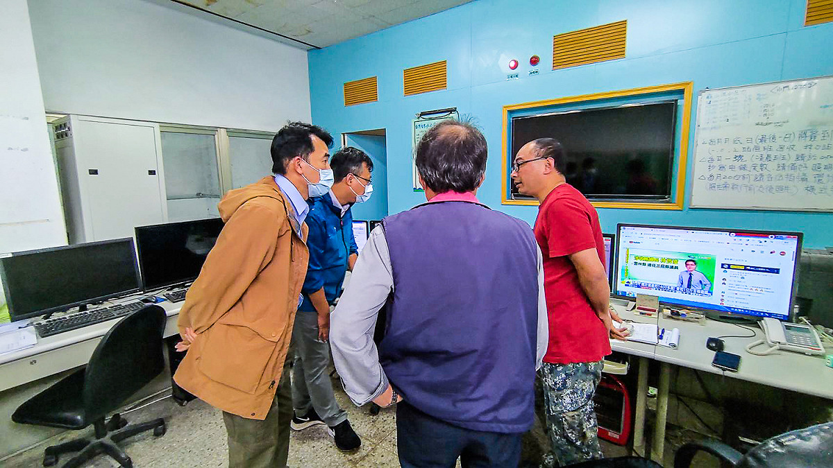 林口區公所至大湳淨水場了解取水方式。 圖：林口區公所提供