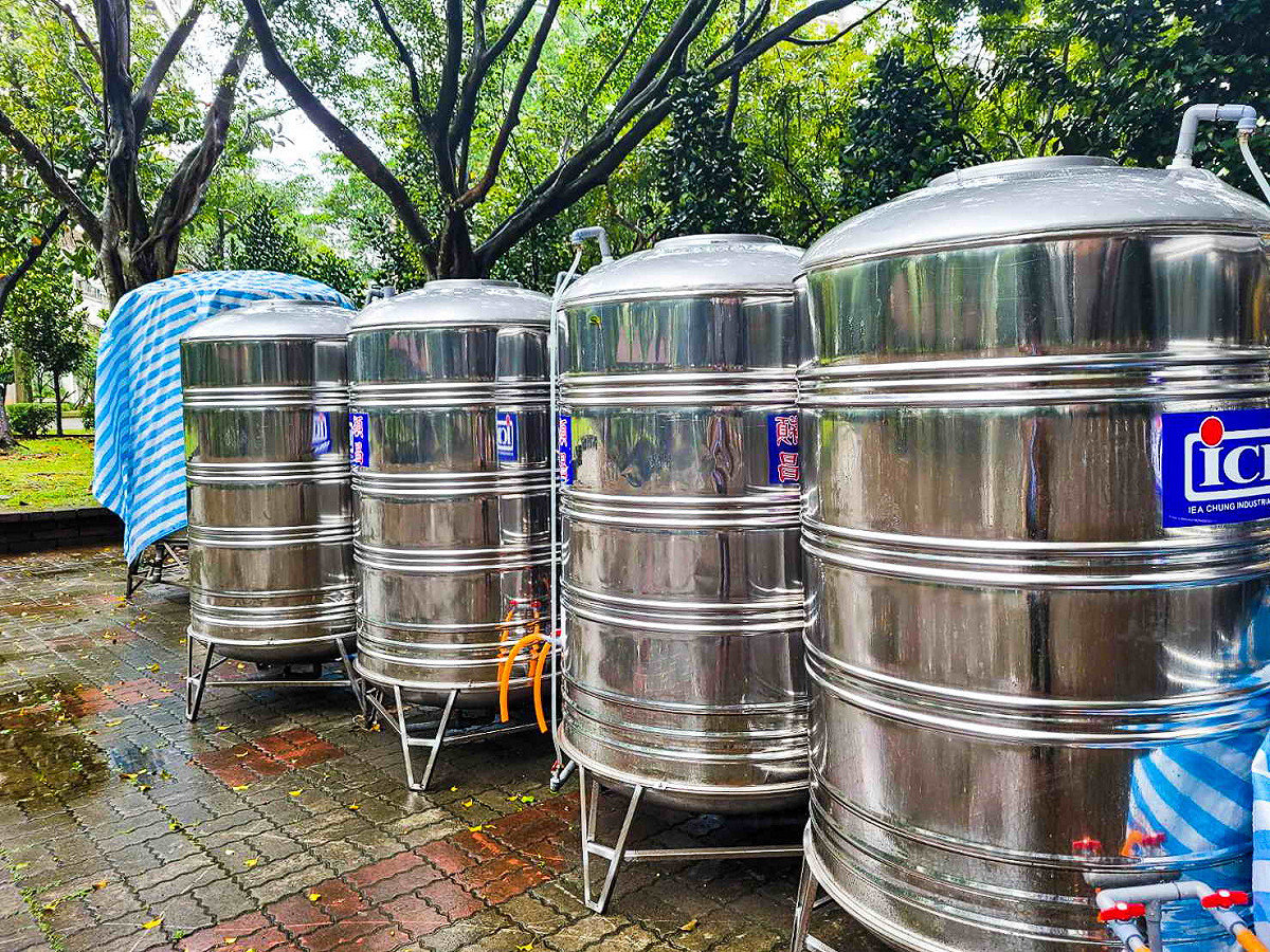臨時水塔清潔完畢放置容易取放處。 圖：林口區公所提供