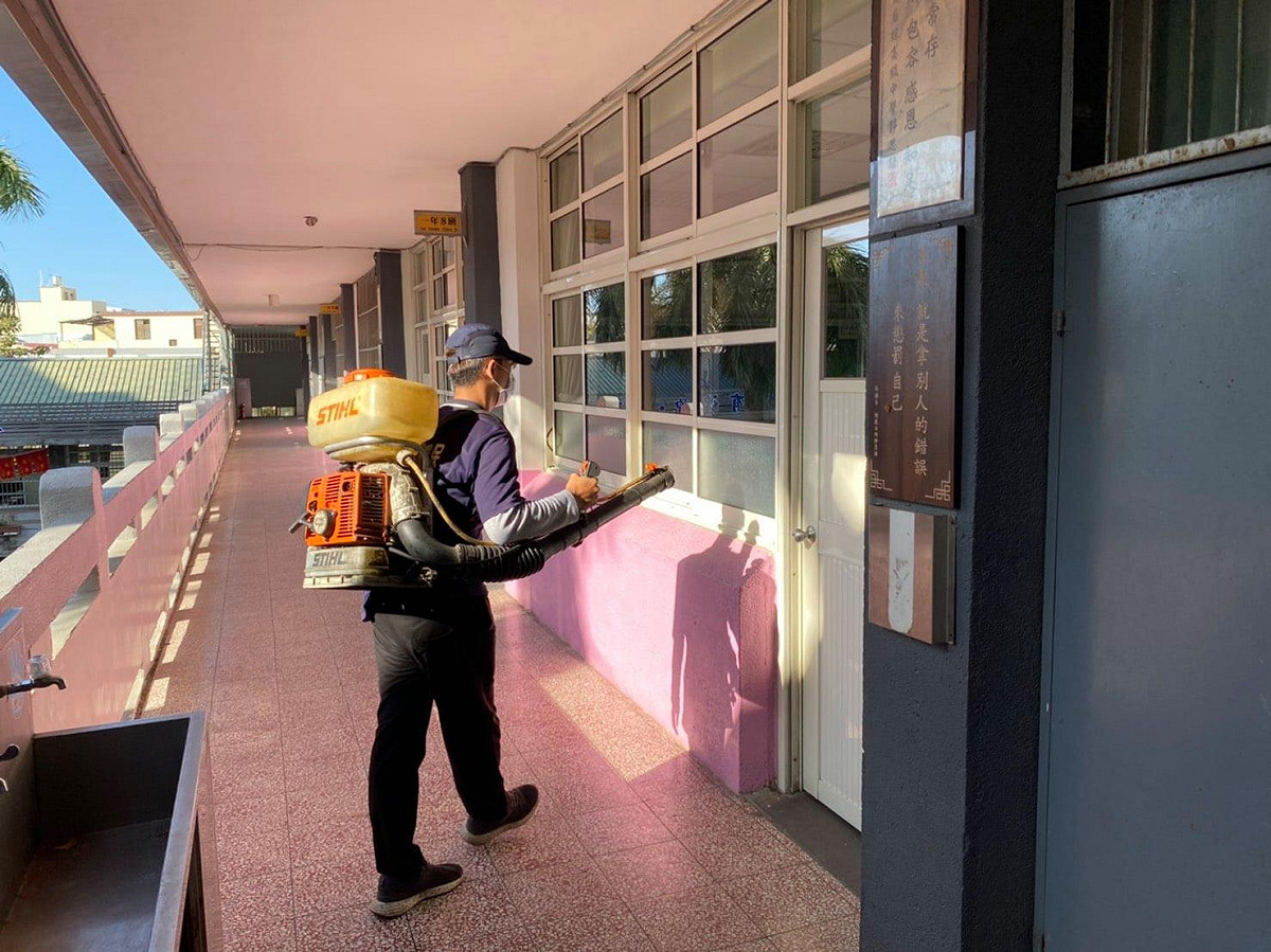 環保局清潔人員協助加強考場消毒。 台中市政府/提供
