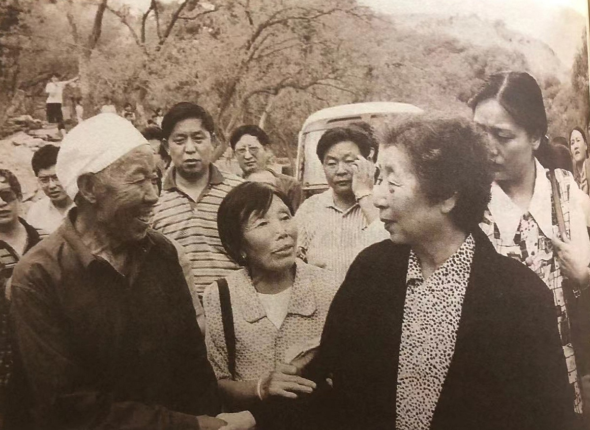 2000年夏天齊心回到郝家橋村看望鄉親。 圖：取自新浪網