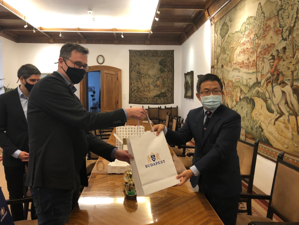 匈牙利布達佩斯市長卡拉松尼（Gergely Karacsony）(左前)。圖為2020年12月11日桃園市捐贈30萬片醫療口罩至布達佩斯市。 圖 : 翻攝自卡拉松尼（Gergely Karacsony）twitter