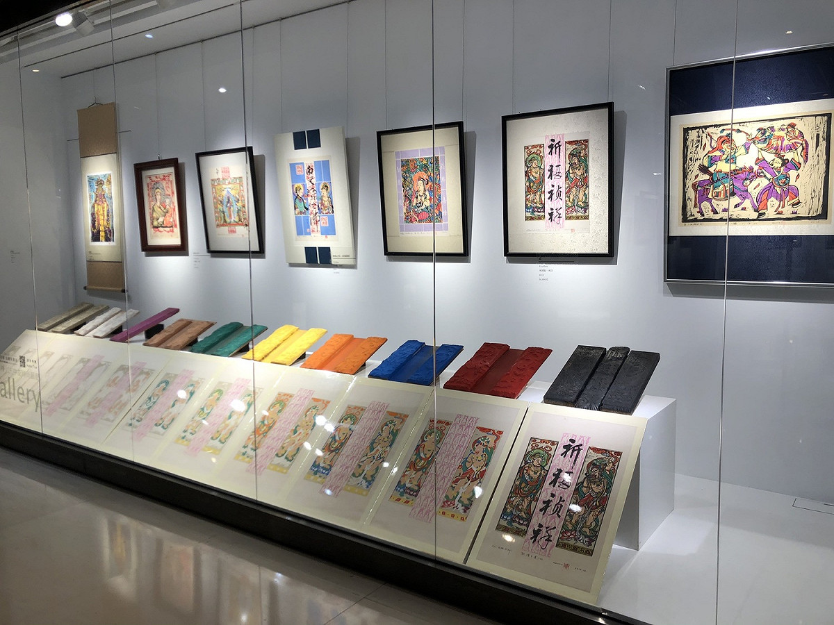 本次展出的版畫將全數捐贈給財團法人罕見疾病基金會。 中友百貨/提供