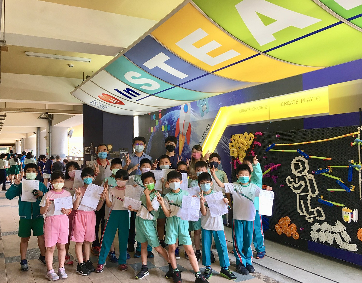 思賢國小「STEAM夢享玩COOL庫」中心由新北資優生自辦STEAM市集，跨校分享學習成果。 圖：新北市教育局提供