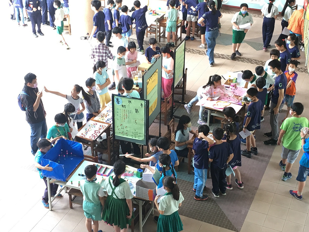 由小學生主導設計STEAM課程體驗攤位，發揮創造性做中學的精神。 圖：新北市教育局提供