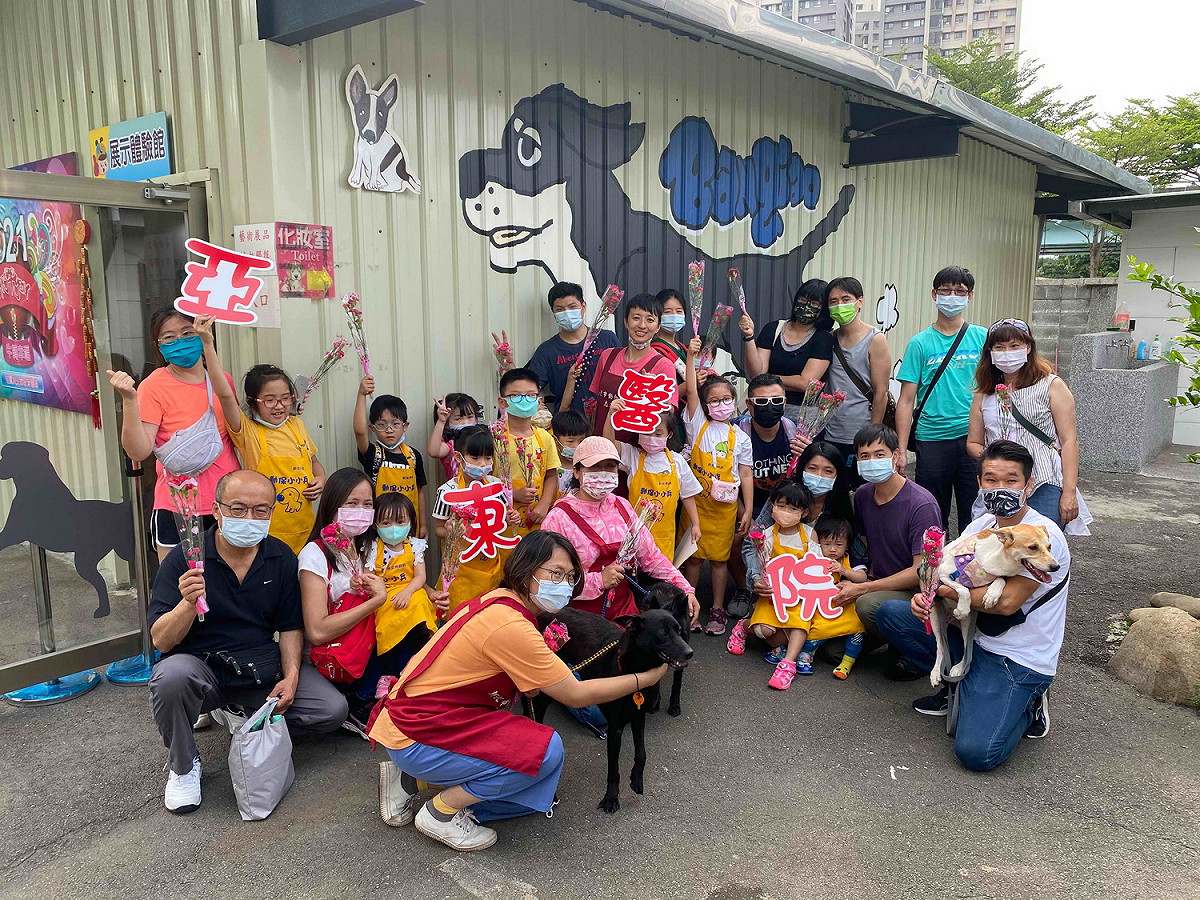 毛寶貝生命教育園區舉辦特教小小兵歡度母親節活動。 圖：新北市動保處提供