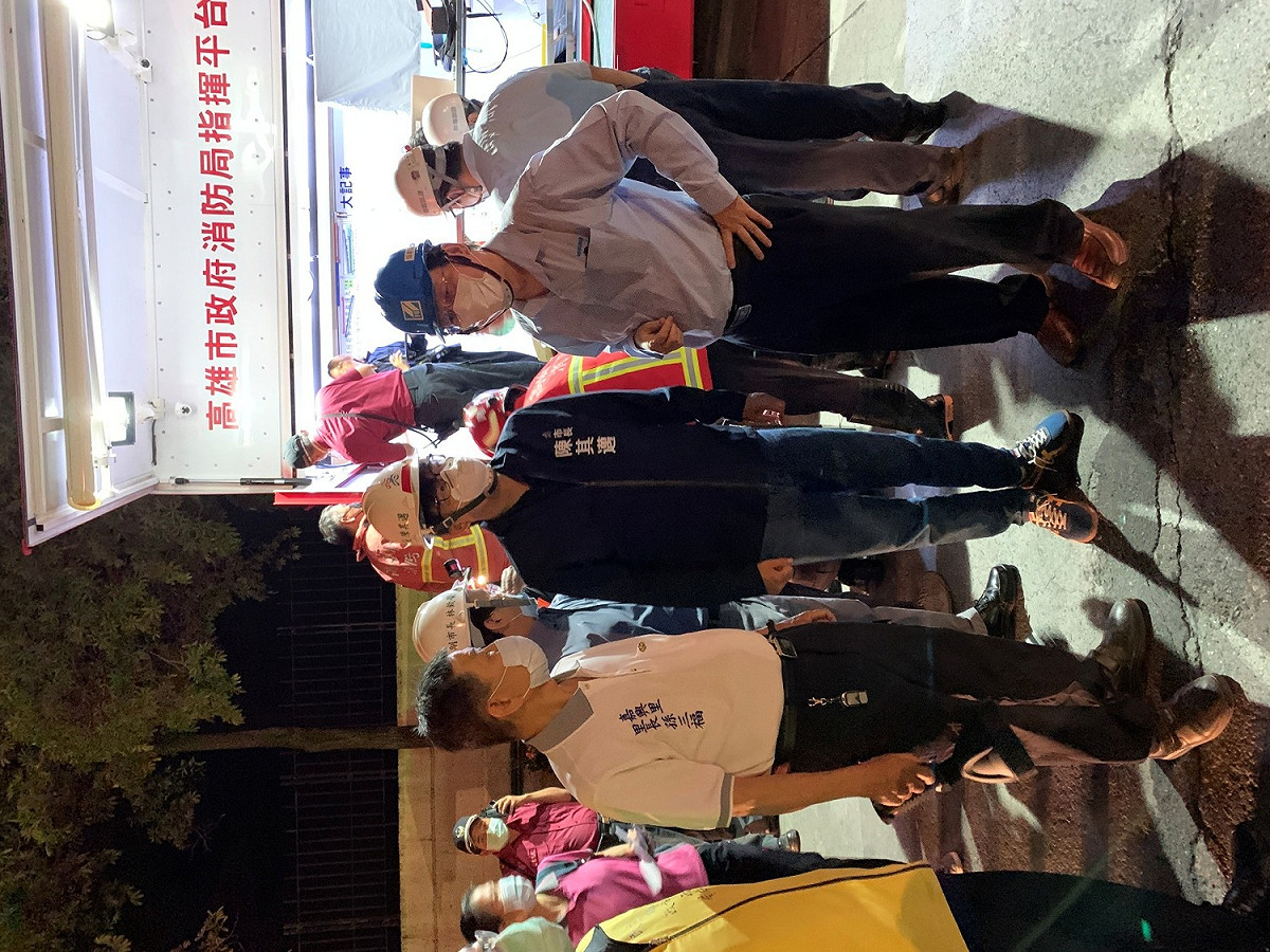 陳其邁率多位局長進駐前進指揮所。 圖：高雄市政府/提供