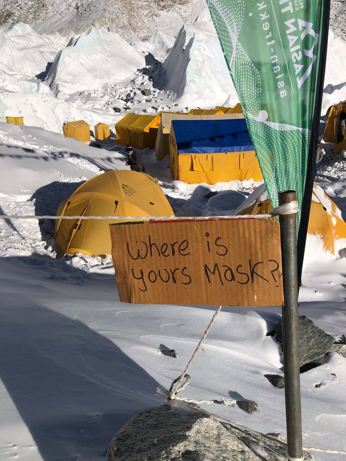 「Everest ER」也四處張掛告示牌，提醒登山客「你的口罩呢」，呼籲做好防疫工作。 圖：翻攝自Everest ER臉書