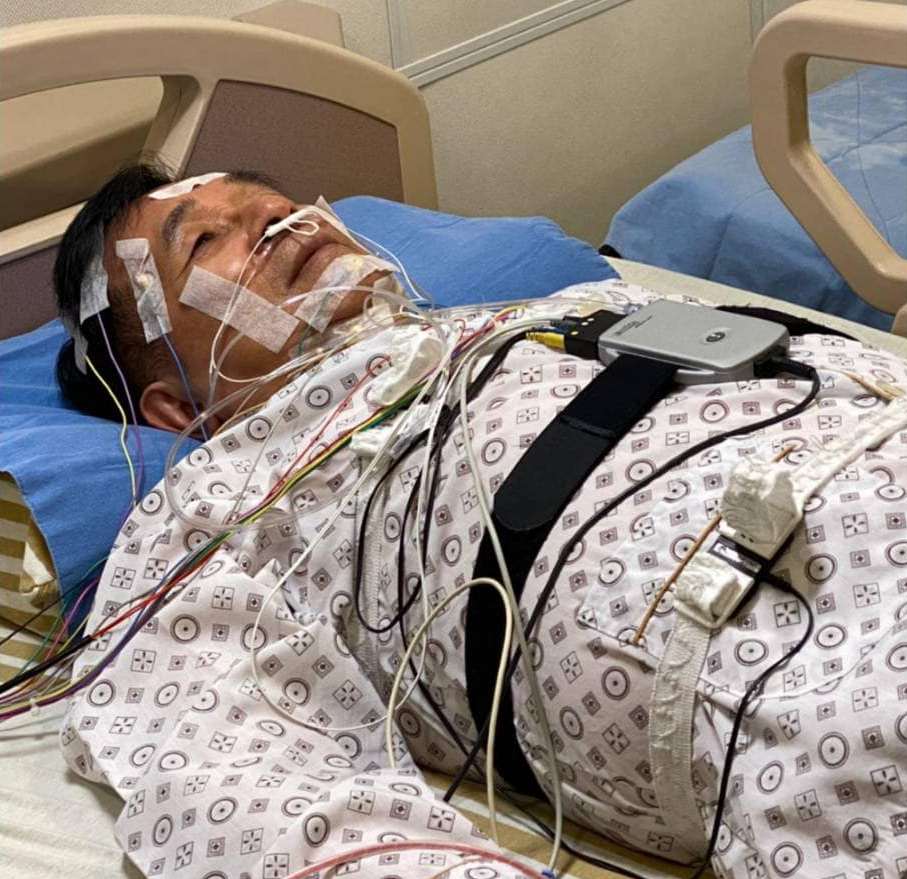 陳水扁前總統進行睡眠呼吸檢查，自嘲當了一夜的「電線人」。 圖：翻攝自YonGe Chen臉書