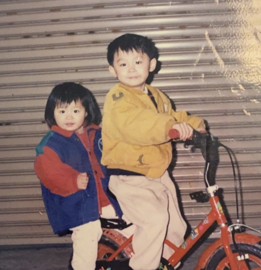 元元與哥哥童年合照。 圖：翻攝IG／1105ya