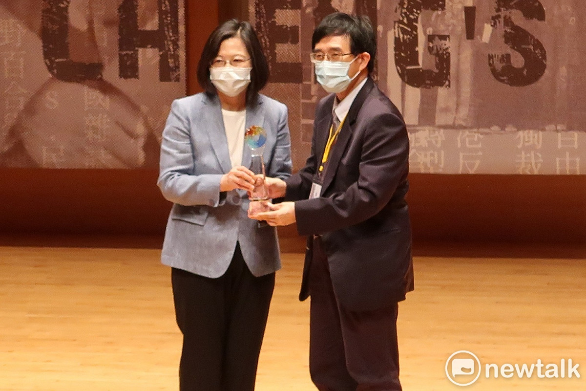 總統蔡英文頒發第四屆傅正講座給薛化元 圖：林朝億/攝