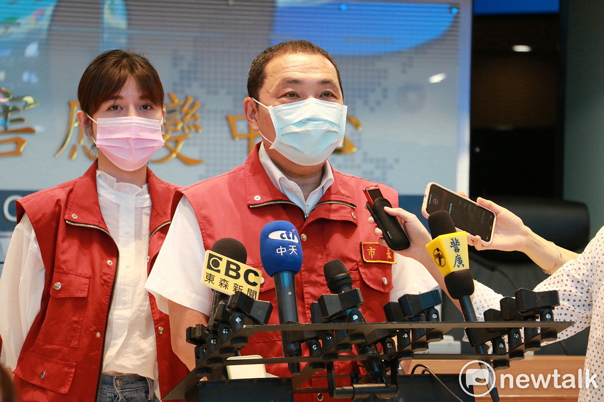 新北市長侯友宜鼓勵65歲以上長者踴躍接種疫苗，以提高自我保護力。 圖：林昀真/攝