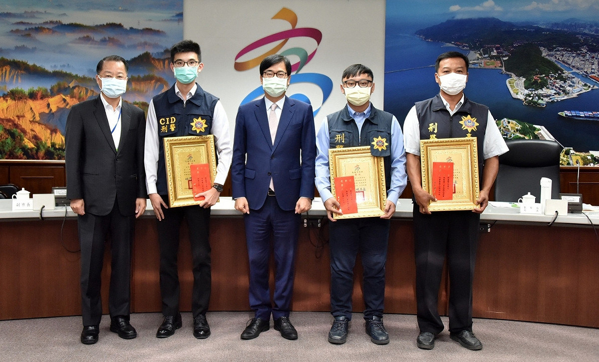 陳其邁(中)表揚偵破組織犯罪案的員警。 圖：高雄市政府提供