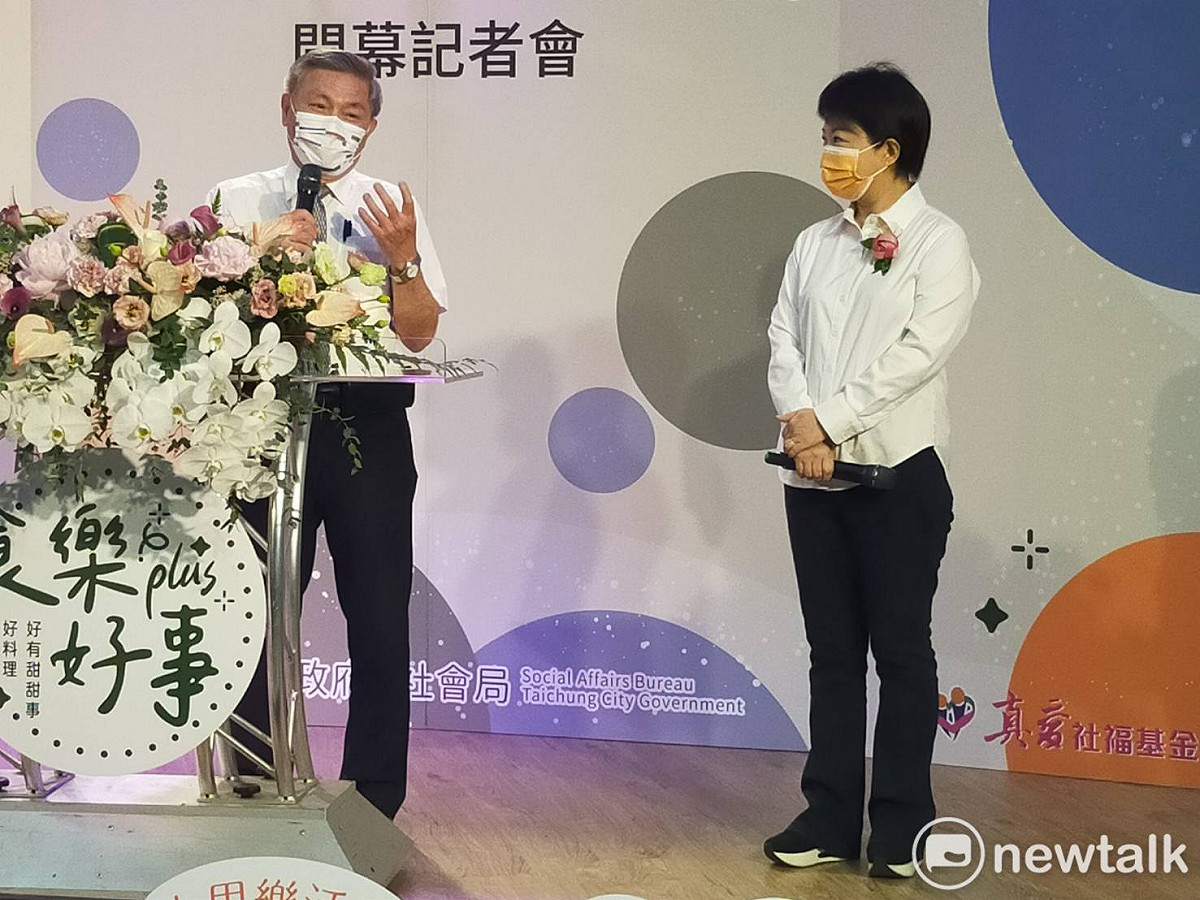 盧秀燕出席大里樂活館開幕，邀前朝副市長張光瑤上台，見證空間活化成功的歷史一刻。 圖：唐復年攝