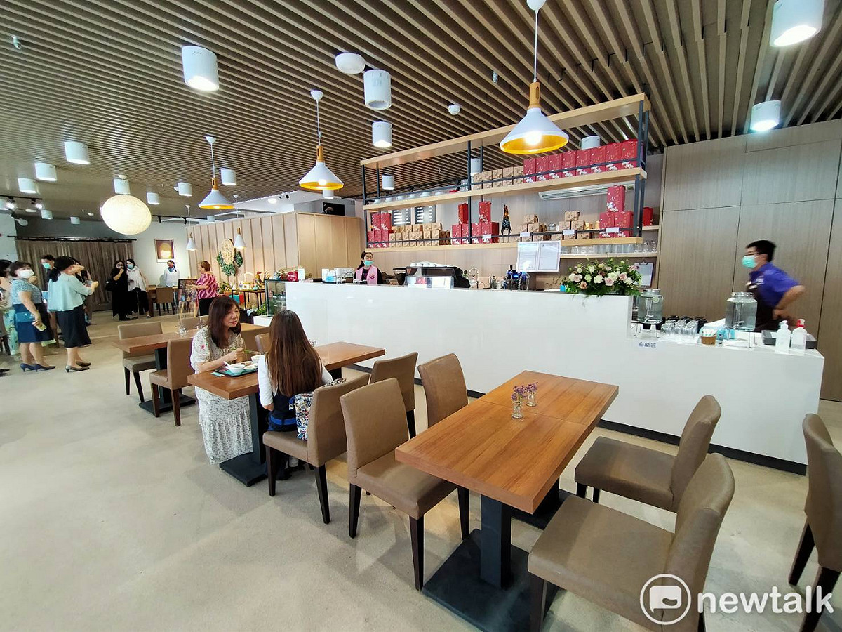 大里樂活館有舒適的餐飲空間。 圖：唐復年攝