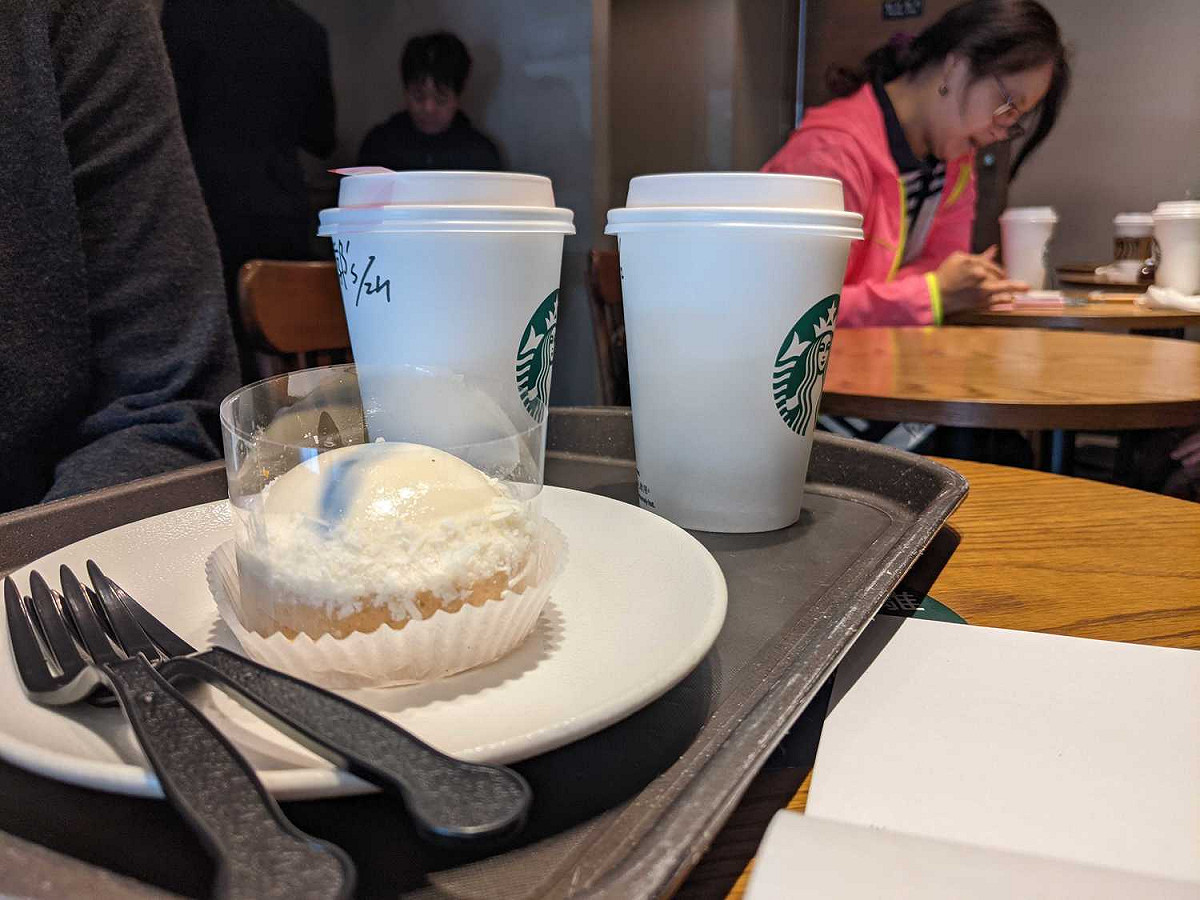 綠色和平今（10）日指出，台灣2018年宣布全面禁用一次性塑膠製品，曾被譽為「亞洲減塑先鋒」，但3年過去，整體塑膠用量不減反增，去年一次性飲料杯用量更近達20億個，顯見政府減塑空有願景，缺乏作為。（台灣星巴克店內實拍） 圖：綠色和平提供