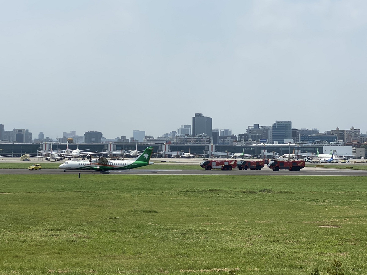 今日上午立榮航空1航班爆胎迫降松山機場。 圖：民航局／提供