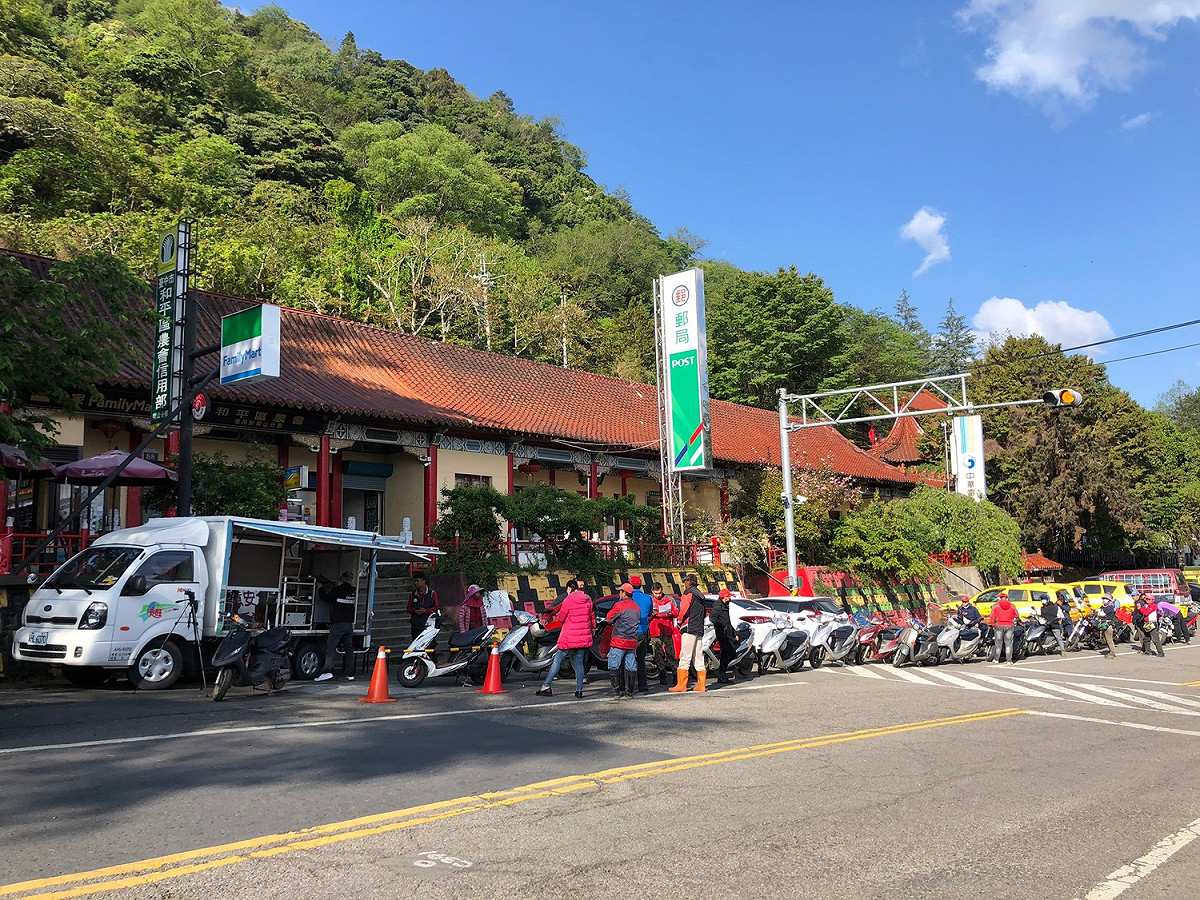 台中市環保局在梨山舉辦機車戶外定檢，民眾踴躍參與。 台中市環保局/提供
