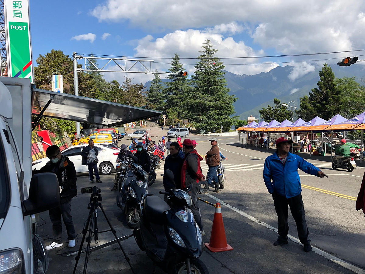 台中市環保局在梨山舉辦機車戶外定檢，民眾踴躍參與。 台中市環保局/提供