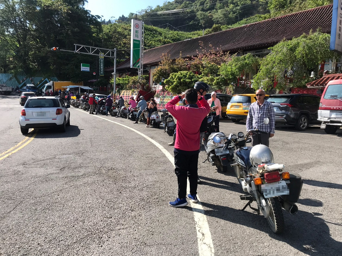 台中市環保局在梨山舉辦機車戶外定檢，民眾踴躍參與。 台中市環保局/提供