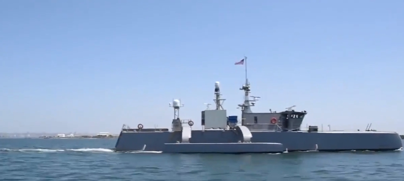 無人機群摧毀艦艇的行動是上個月在加州海岸附近進行的「無人系統綜合戰鬥問題21」（UxS IBP 21）演習中進行的。 圖：翻攝自U.S Pacific Fleet推特