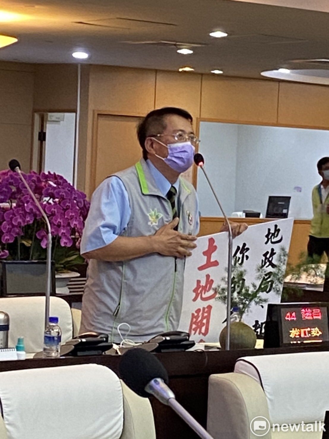 台南市議員蔡旺詮質詢時指出，其他縣市政府在打房、降低地價時，台南市政府卻和國產署一樣帶頭哄抬地價，區段徵收的土地標售案，起標價與得標價遠高於附近地區平均地價，地政局與都發局儼然就是「土地開發局」，帶頭哄抬地價。 圖：黃博郎／攝