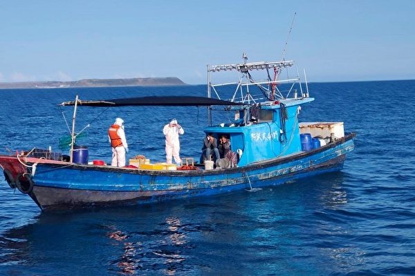 澎湖海巡隊所屬3539巡防艇在澎湖草嶼西南20浬發現大陸一艘「無船名」漁船越界進入我國限制水域。 圖：澎湖海巡隊提供