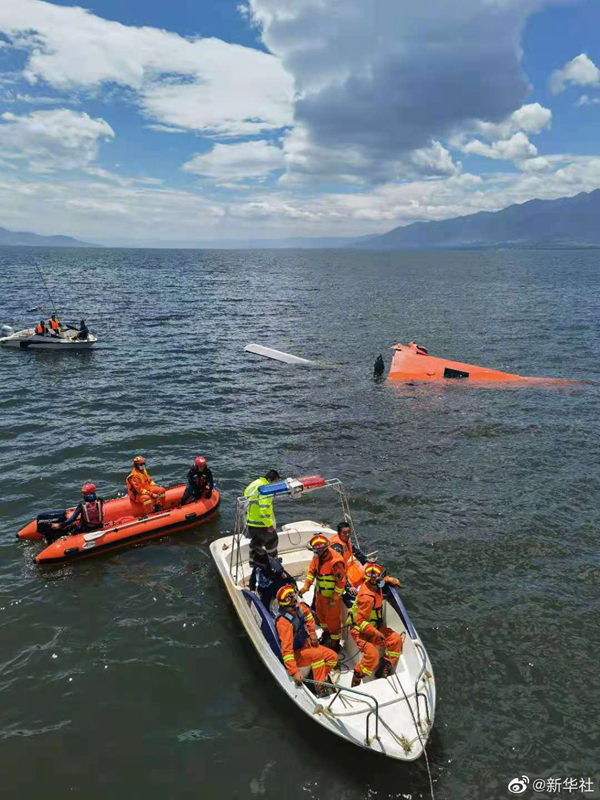 中國雲南一架救災直升機意外墜入洱海。 圖：翻攝新華社