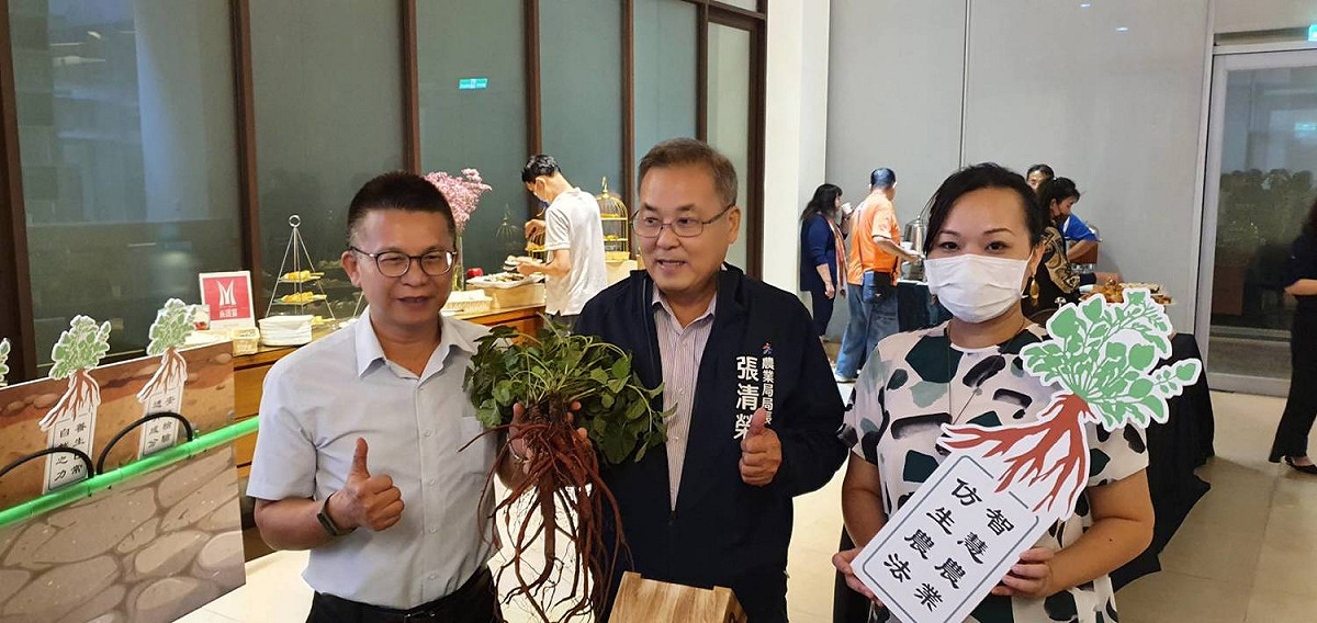 農糧署副署長姚志旺、高雄市農業局長張清榮、蓋婭輕漢方執行長林盈。（左至右） 圖：孫家銘/攝