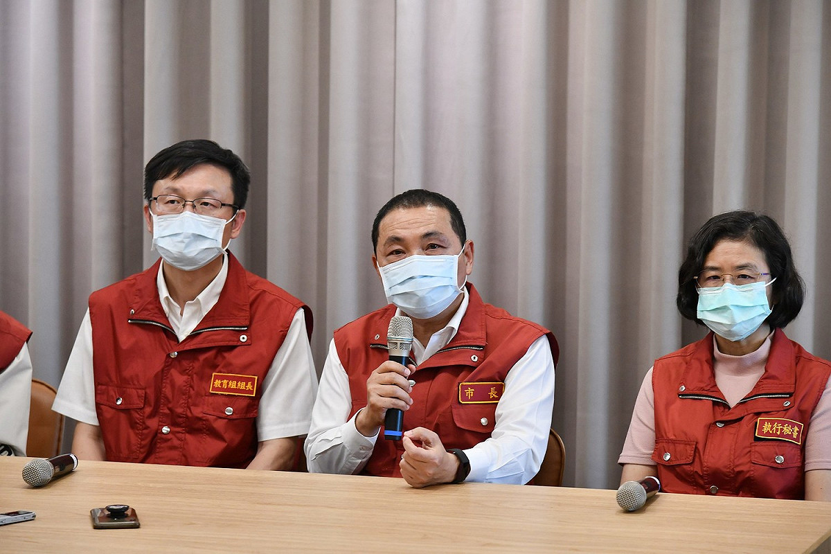 新北市長侯友宜今天召開防疫應變會議，要求各單位不能鬆懈全力防疫。 圖：新北市政府提供