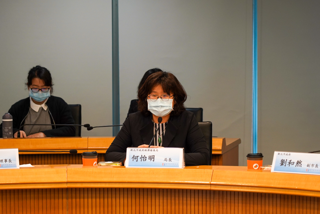 經發局長何怡明表示，因前次會議取得熱烈迴響，因此再次邀請產業代表及專家學者，期盼訂定出完善的產業發展條例協助企業長期發展。 圖：新北市政府經濟發展局提供。