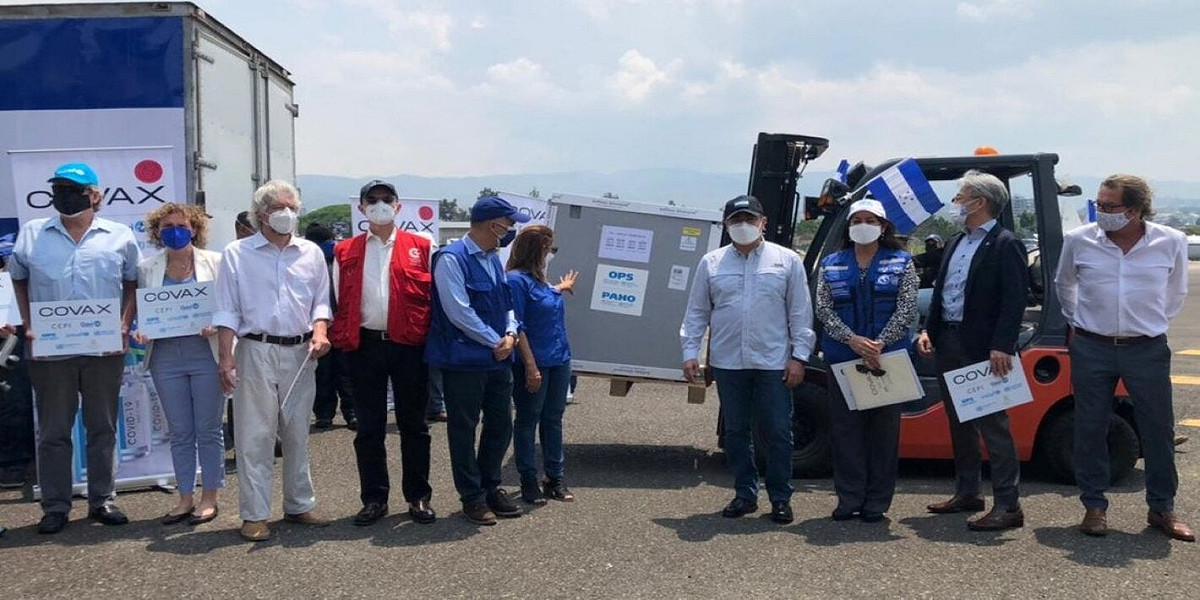泛美衛生組織5月初將COVAX機制分配的疫苗送到宏都拉斯，由宏國衛生部長弗洛雷斯（右三）代表接收。 圖：翻攝自泛美衛生組織