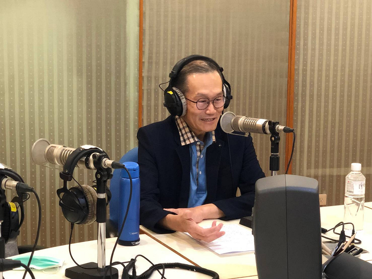 義大醫院院長杜元坤接受教育電台專訪時強調，開一台刀救一人，但與毒防局合作進行毒品防制工作，可以救很多人、很多家庭。 圖：高雄市毒品防制局提供
