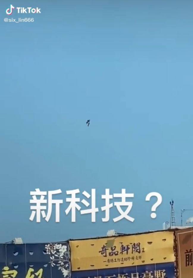 台中疑似出現有民眾以噴射背包飛上天引發熱議。 圖：翻攝自抖音「six_lin666」