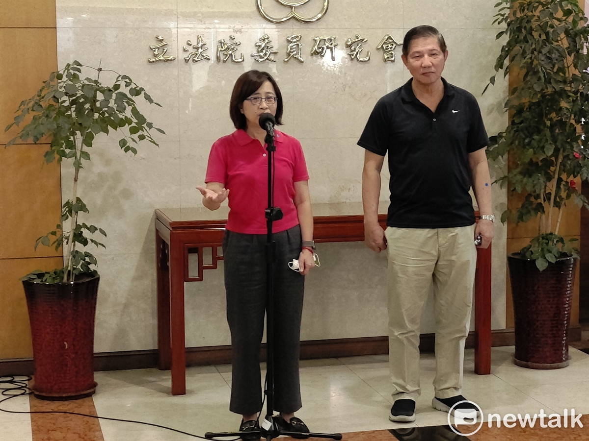 北市大安區群英里里長石忠勝（右）在國民黨立委林奕華陪同下，出面向疫情指揮中心喊話。 圖：黃建豪/攝
