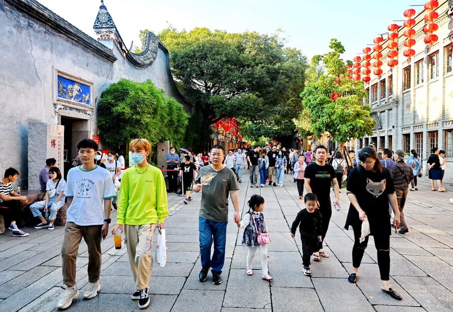 中國國家統計局今(11)日發布最新人口普查數據，指中國總人口數突破14億，較上次普查結果增長5.38%。 圖：翻攝人民日報臉書