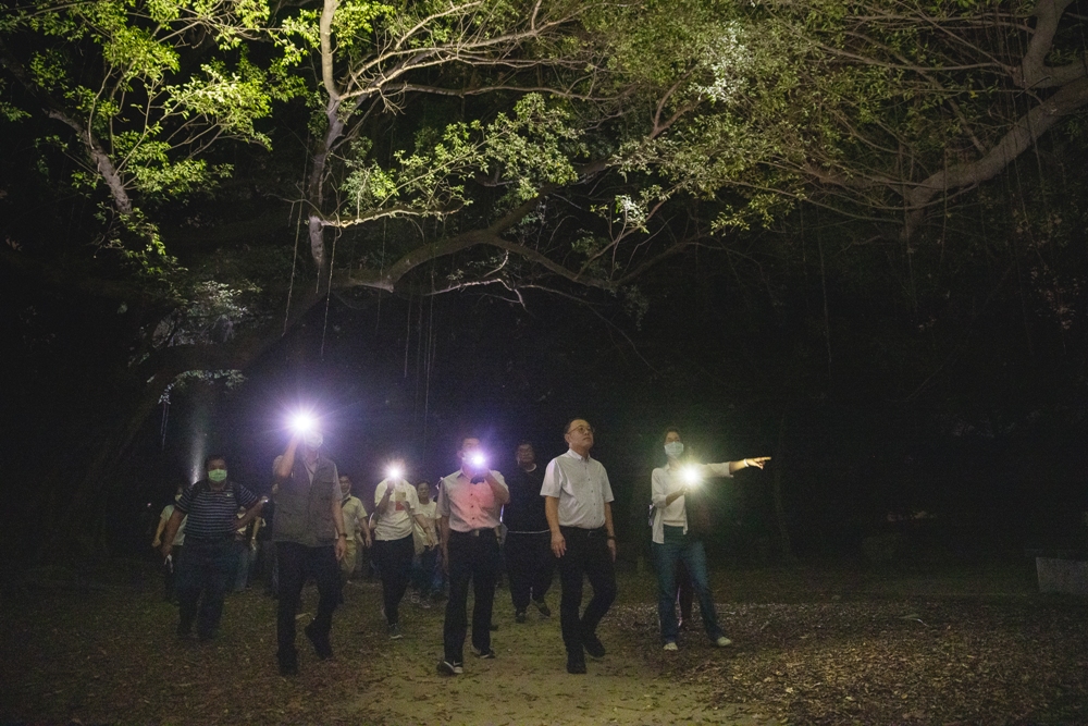 史哲(右二)率隊夜勘衛武營都會公園。 圖:高雄市政府提供