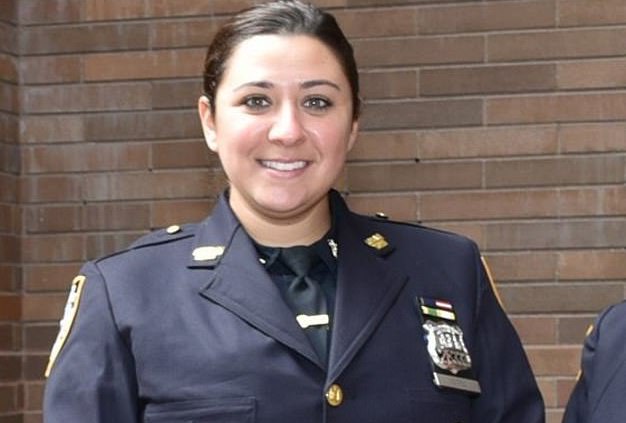 紐約警察沃吉爾（Alyssa Vogel）拯救受槍傷的4歲女童，畫面曝光引發熱議。 圖：翻攝自NYPD推特