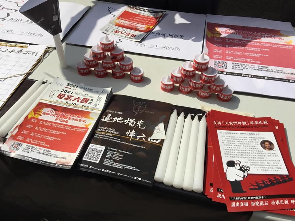 香港支聯會提前布局，在旺角街頭設攤，收集六四悼念冊市民簽名並派發蠟燭，準備若六四當日無法辦理燭光集會，也能讓悼念燭光「遍地開花」。 圖：翻攝香港支聯會 Hong Kong Alliance臉書