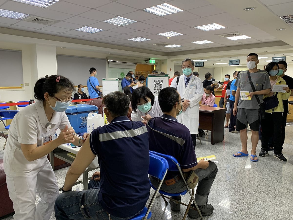 指揮中心發言人莊人祥指出，因應國內疫情，我國6-8月起將全面啟動大規模疫苗施打。（此為示意圖） 圖：光田綜合醫院/提供