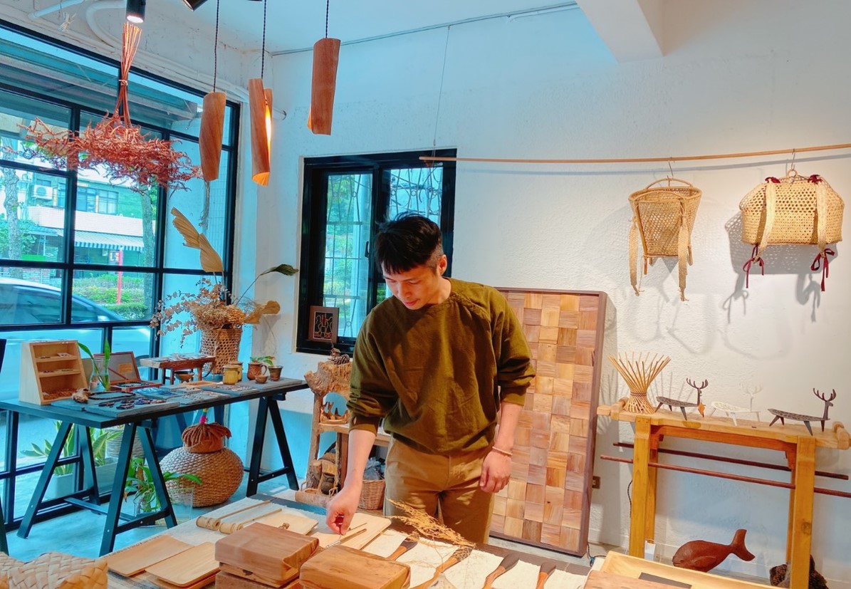 109年『工藝精實組』優勝者劉大衛，現為「河文(Hbun) 原住民生活工場」負責人。 圖：新北市原民局提供
