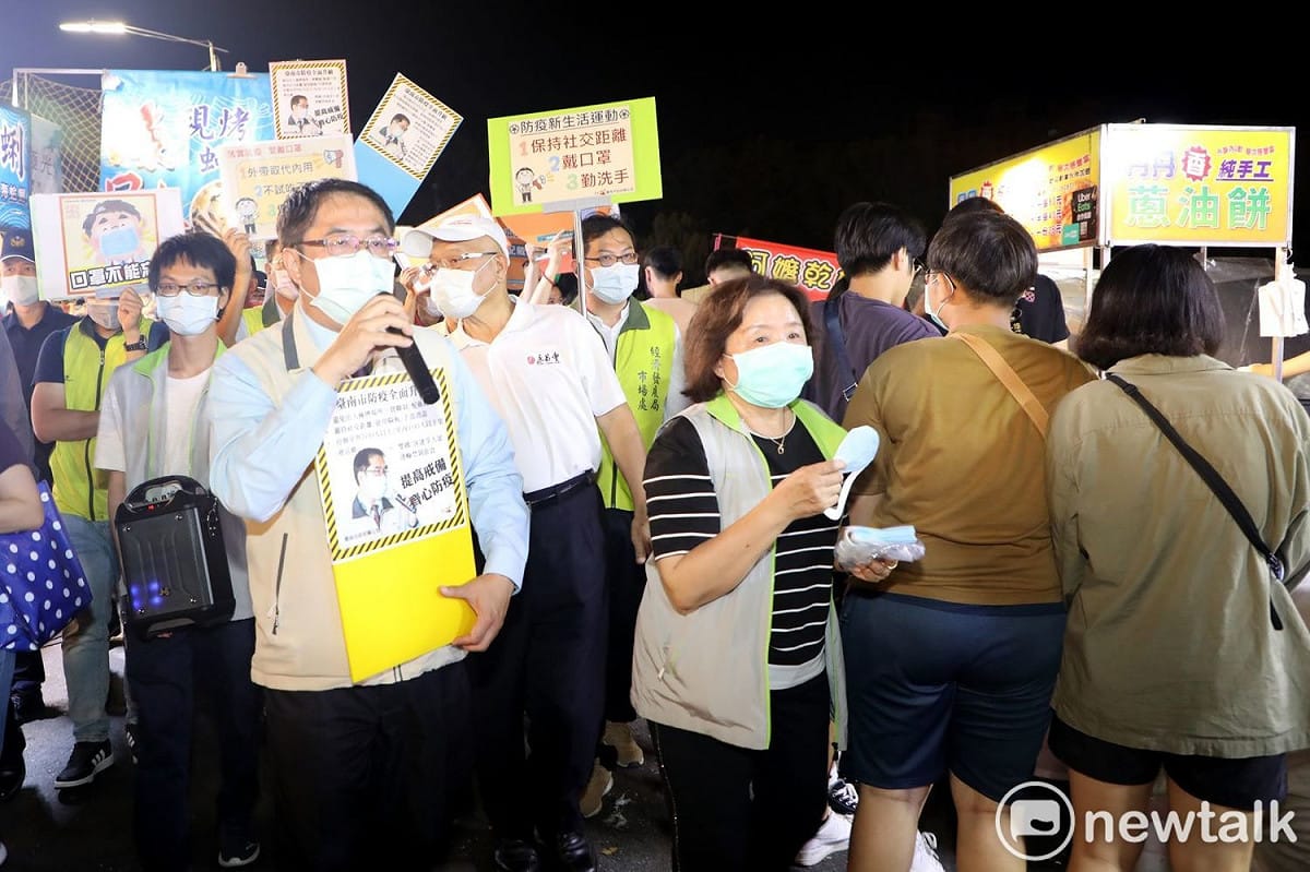 台南市長黃偉哲今日晚間特別到大東夜市進行訪查，向攤商及消費者宣導戴口罩、勤洗手及保持社交距離等防疫觀念，確保夜市活動符合防疫規定。 圖：台南市政府提供