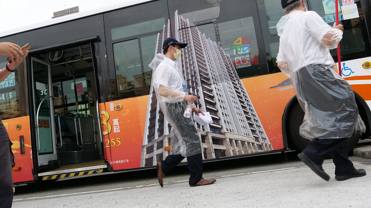 公車由2小時一次改為每班次全車清潔消毒 圖：新北市交通局提供。