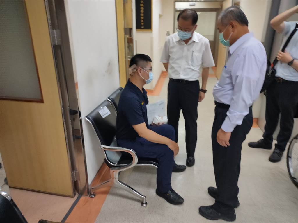 董姓員警11日傍晚在大順一路、民族一路路口指揮交通時，突然遭一名男子拿鐵槌攻擊頭部。
