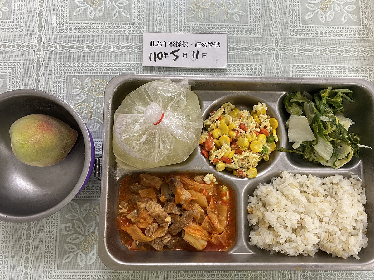 新上國小11日營養午餐菜色，肇禍的疑是左方的甜桃。 圖：高市新上國小提供