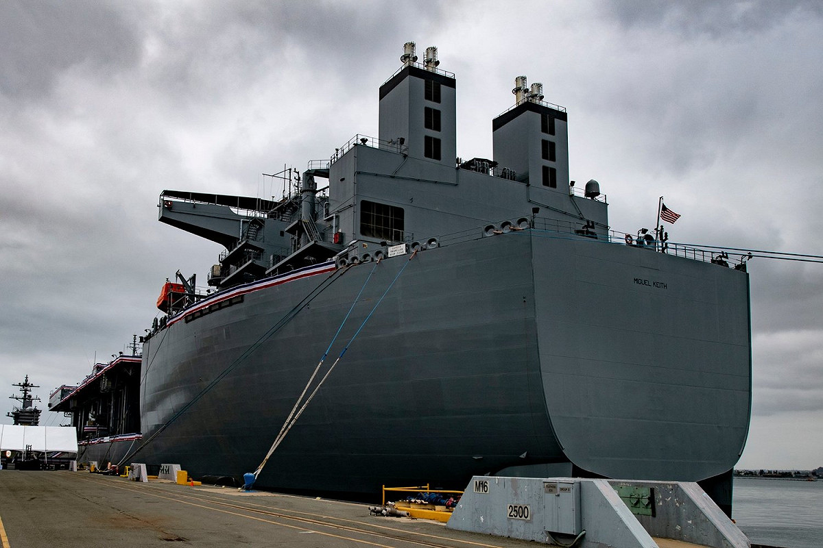 美「米格爾基思號」軍艦排水量達9萬噸，可以支援各種海上任務。 圖：翻攝自美國海軍新聞網