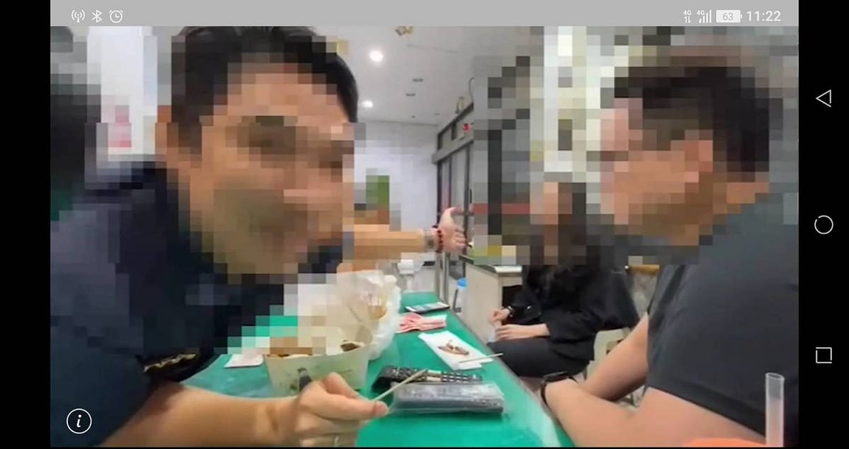 高市基層員警辦公時間與報案人嬉戲，遭上級行政懲處。 圖：翻攝影片