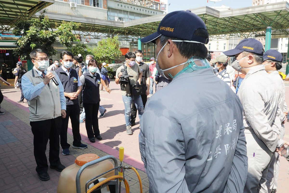 台南市長黃偉哲(左1)視察台南火車站消毒狀況。 圖/台南市政府提供